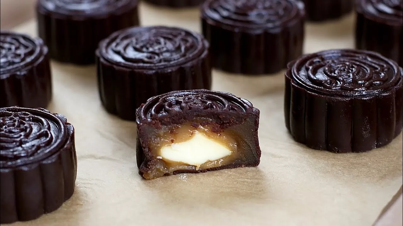 Mooncakes with tiramisu filling